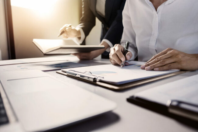 Business Administrator meeting with financial data in office roo Kompetens i styrelse