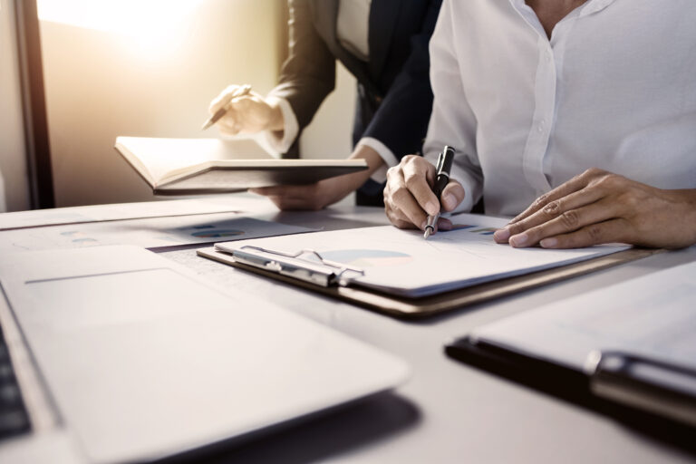 Business Administrator meeting with financial data in office roo Kompetens i styrelse