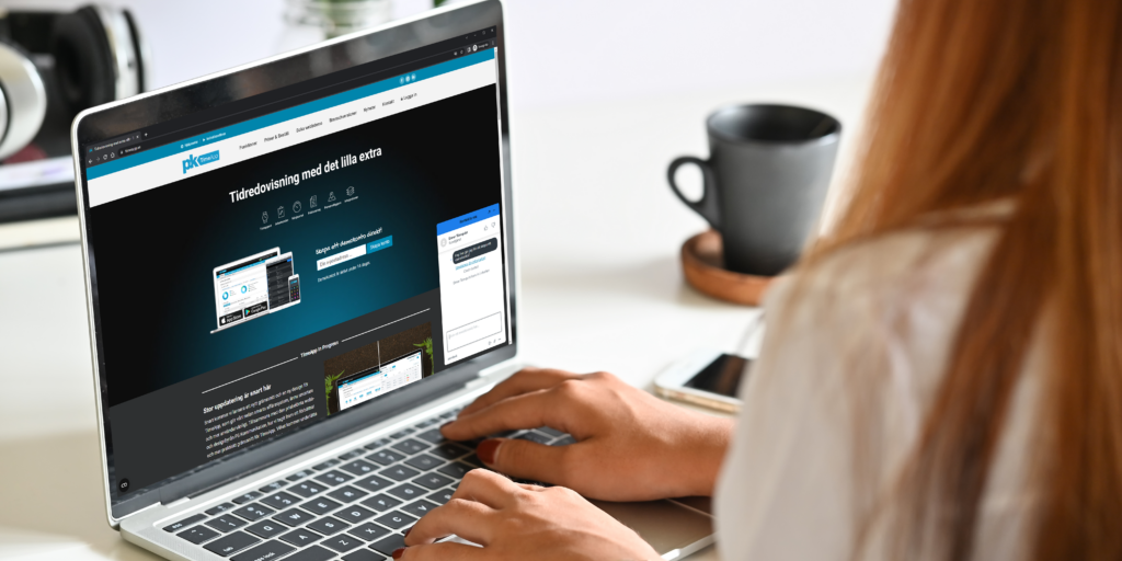 Nu ökar vi tillgängligheten, chatten på dator Person som börjar chatta med TimeApp-supporten.