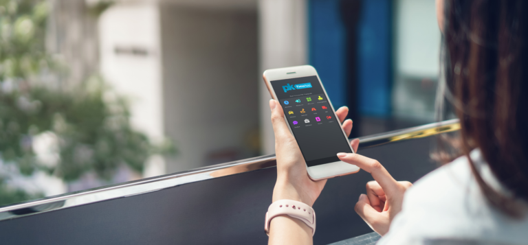 Tidredovisning – en nyckelfråga En kvinna som ska göra en tidredovisning med sin telefon
