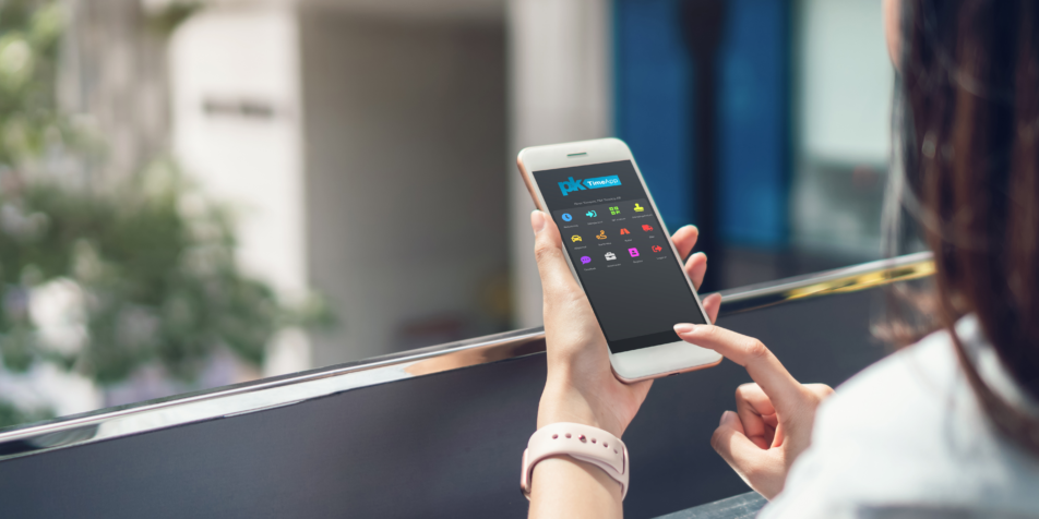 En kvinna som ska göra en tidredovisning med sin telefon