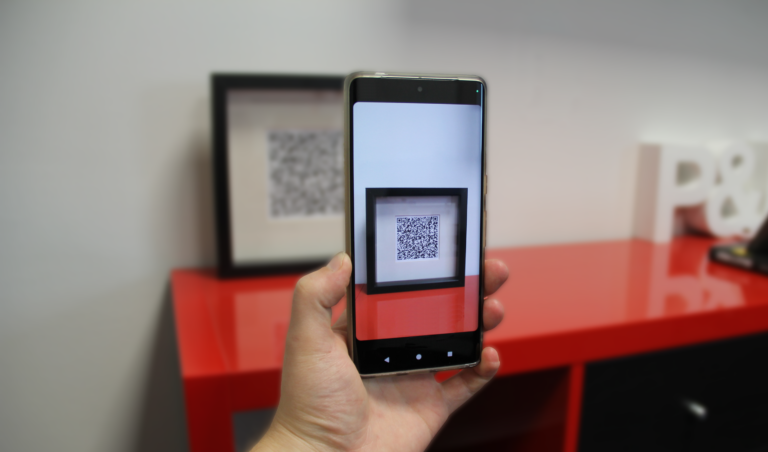 Skanna en QR-kod med TimeApp. Bild som illustrerar att man kan stämpla in med en QR-kod.
